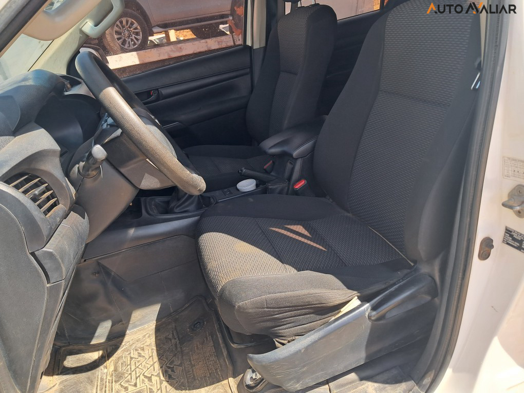 TOYOTA HILUX 2.8 POWER PACK 4X4 CD 16V DIESEL 4P MANUAL