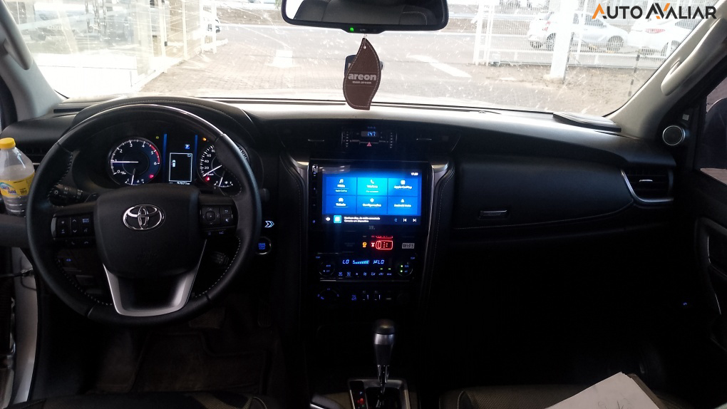 TOYOTA HILUX SW4 2.8 D-4D TURBO DIESEL SRX 4X4 AUTOM&Aacute;TICO