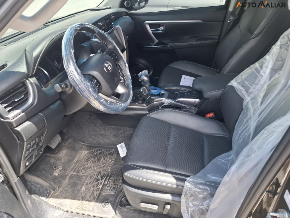 TOYOTA HILUX SW4 2.8 D-4D TURBO DIESEL SRX PLATINUM 7L 4X4 AUTOM&Aacute;TICO