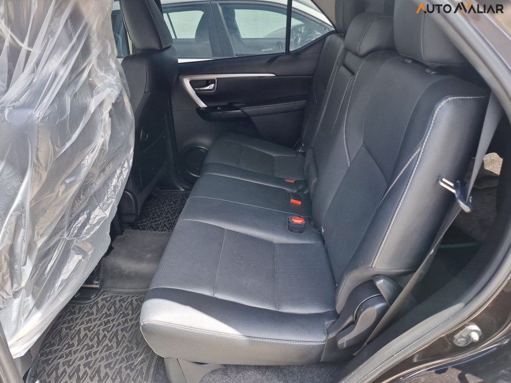 TOYOTA HILUX SW4 2.8 D-4D TURBO DIESEL SRX PLATINUM 7L 4X4 AUTOM&Aacute;TICO