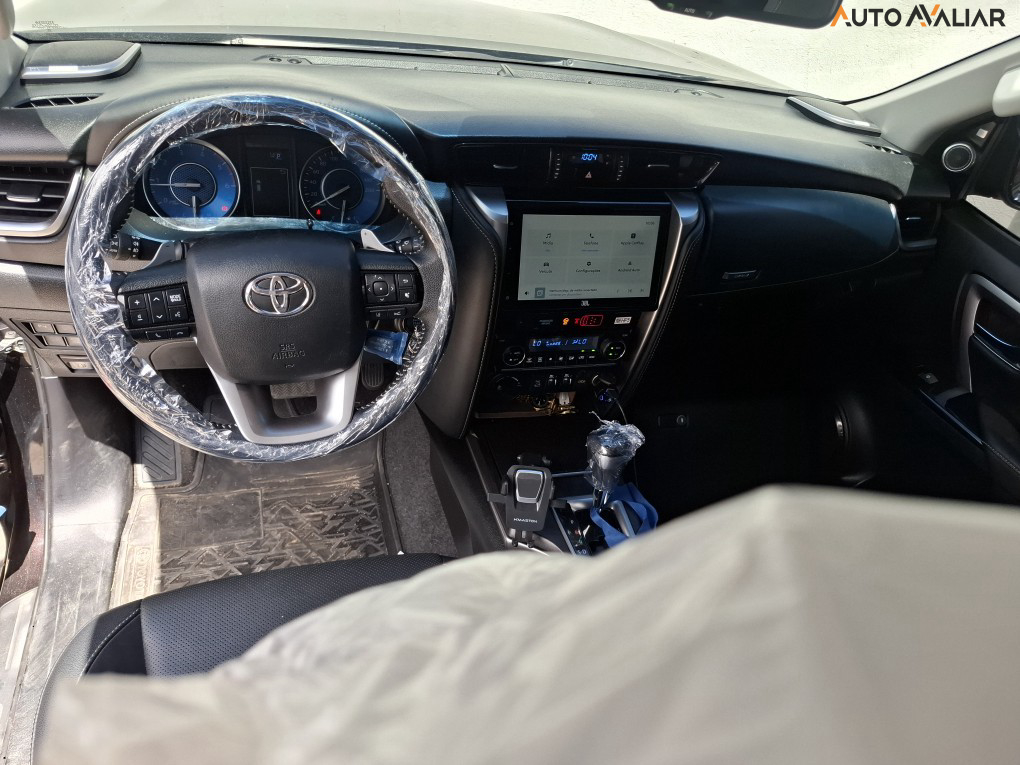 TOYOTA HILUX SW4 2.8 D-4D TURBO DIESEL SRX PLATINUM 7L 4X4 AUTOM&Aacute;TICO