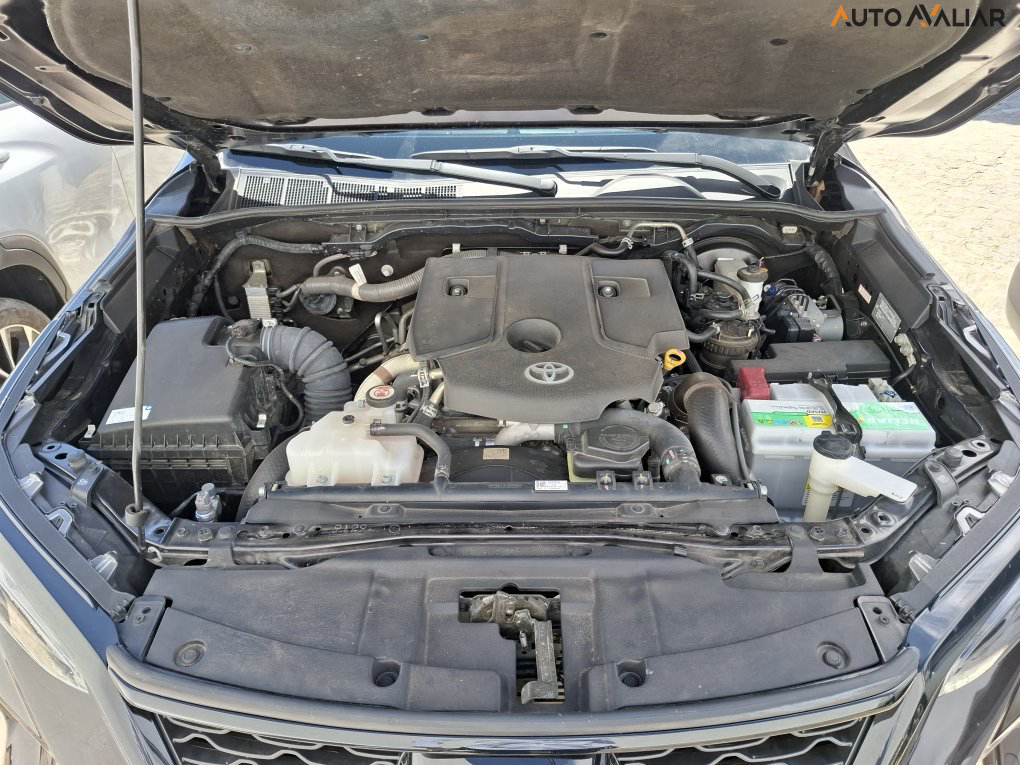 TOYOTA HILUX SW4 2.8 D-4D TURBO DIESEL SRX PLATINUM 7L 4X4 AUTOM&Aacute;TICO