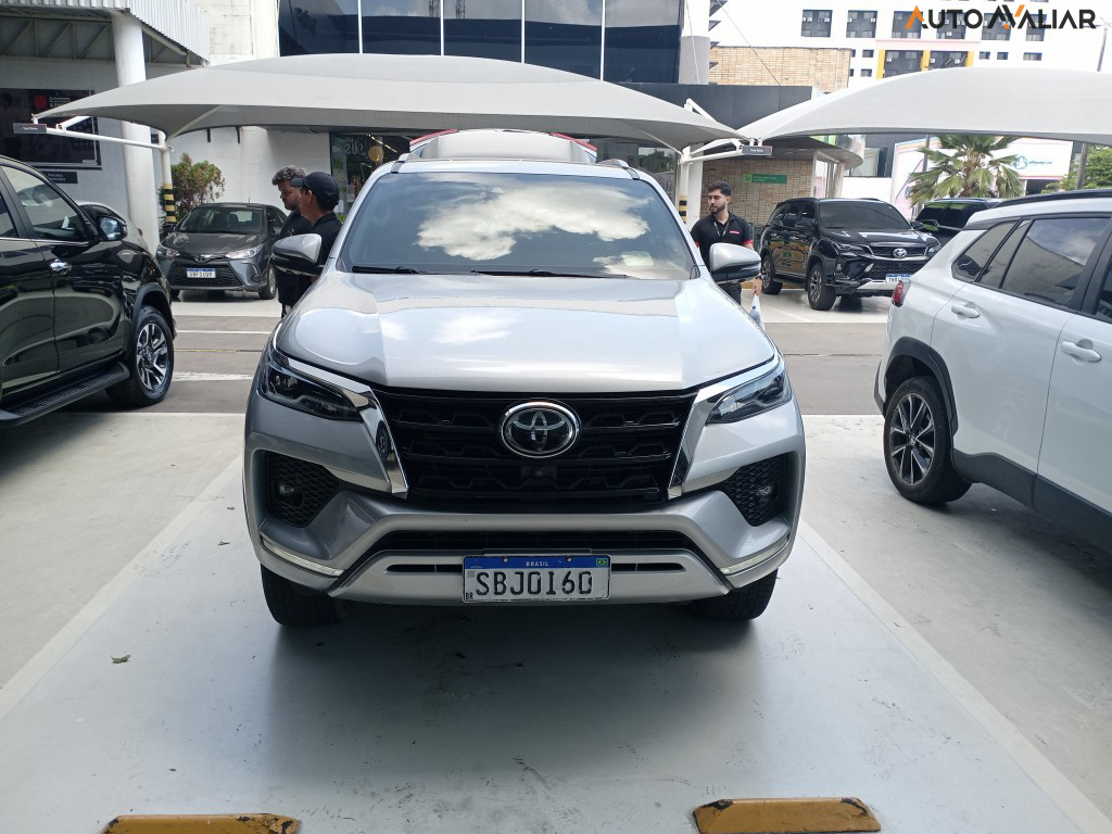 TOYOTA HILUX SW4 2.8 D-4D TURBO DIESEL SRX 7L 4X4 AUTOM&Aacute;TICO