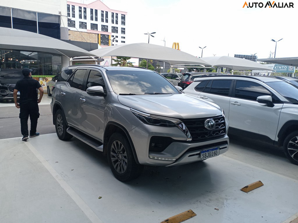 TOYOTA HILUX SW4 2.8 D-4D TURBO DIESEL SRX 7L 4X4 AUTOMÁTICO