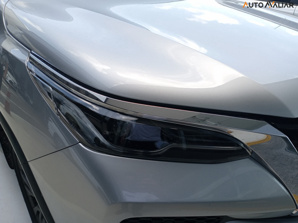 TOYOTA HILUX SW4 2.8 D-4D TURBO DIESEL SRX 7L 4X4 AUTOM&Aacute;TICO