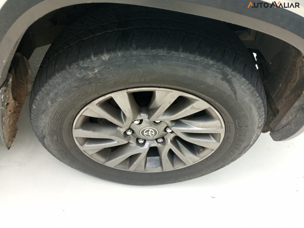 TOYOTA HILUX SW4 2.8 D-4D TURBO DIESEL SRX 7L 4X4 AUTOM&Aacute;TICO