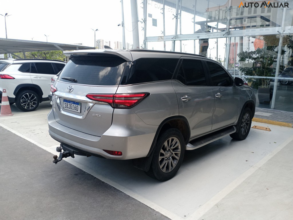 TOYOTA HILUX SW4 2.8 D-4D TURBO DIESEL SRX 7L 4X4 AUTOM&Aacute;TICO