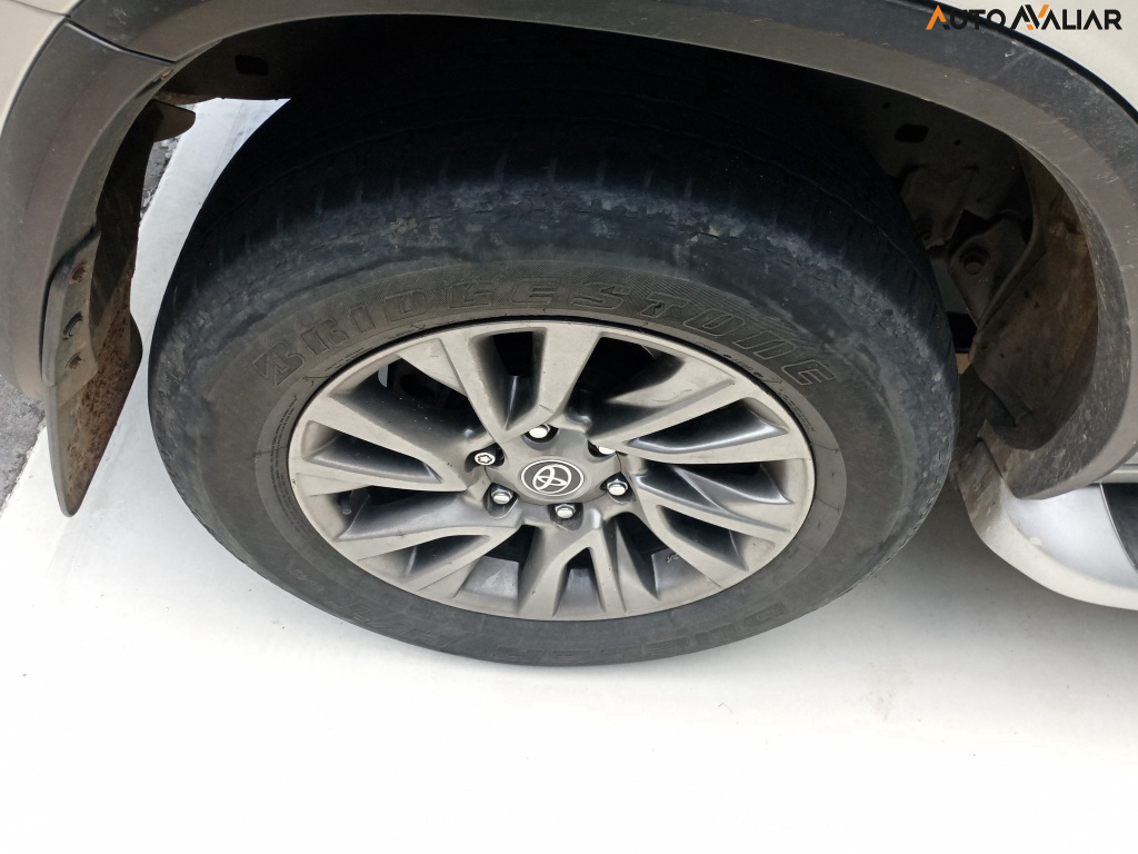 TOYOTA HILUX SW4 2.8 D-4D TURBO DIESEL SRX 7L 4X4 AUTOM&Aacute;TICO