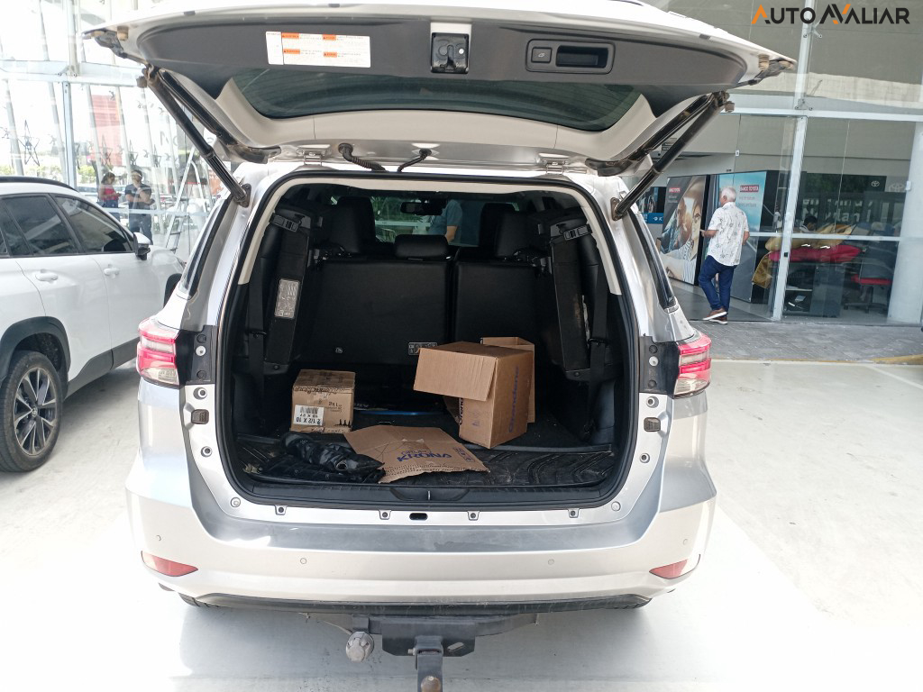 TOYOTA HILUX SW4 2.8 D-4D TURBO DIESEL SRX 7L 4X4 AUTOM&Aacute;TICO