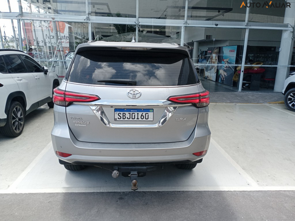 TOYOTA HILUX SW4 2.8 D-4D TURBO DIESEL SRX 7L 4X4 AUTOM&Aacute;TICO