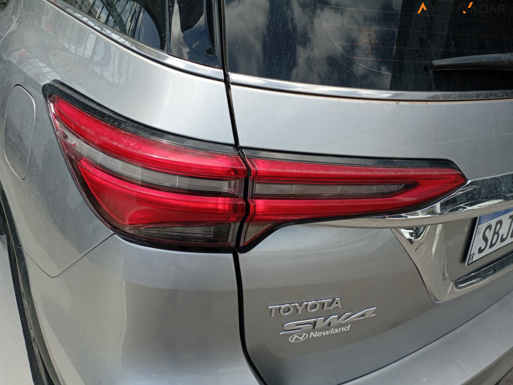 TOYOTA HILUX SW4 2.8 D-4D TURBO DIESEL SRX 7L 4X4 AUTOM&Aacute;TICO