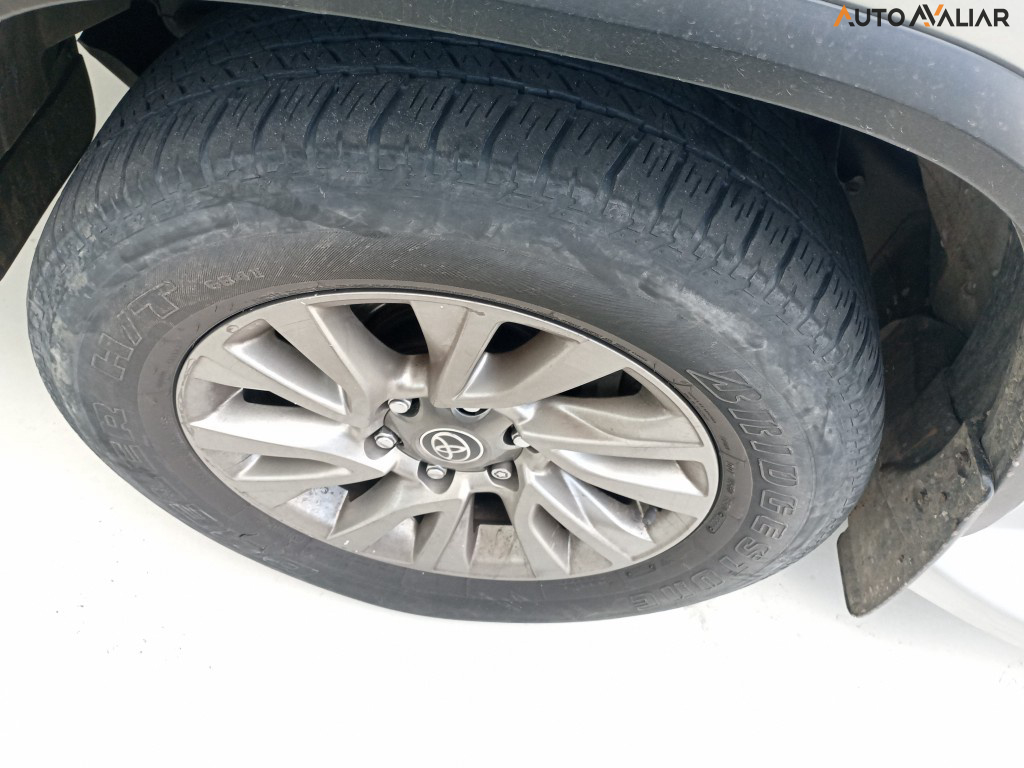 TOYOTA HILUX SW4 2.8 D-4D TURBO DIESEL SRX 7L 4X4 AUTOM&Aacute;TICO