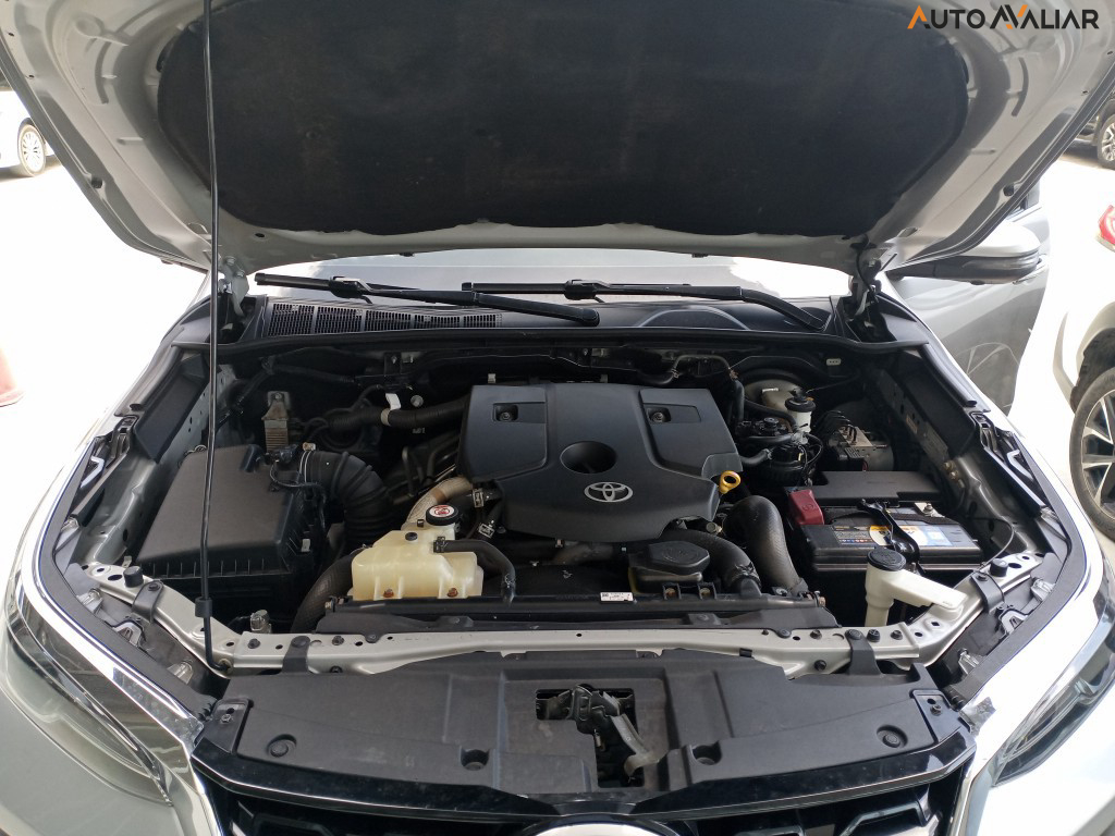 TOYOTA HILUX SW4 2.8 D-4D TURBO DIESEL SRX 7L 4X4 AUTOM&Aacute;TICO