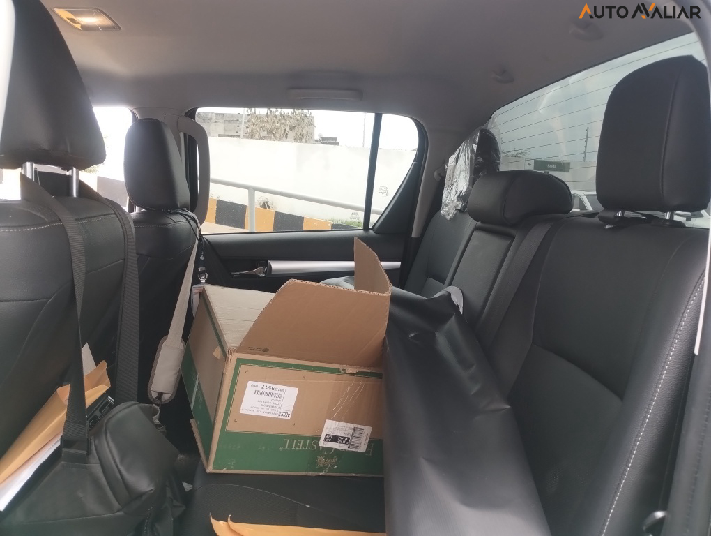 TOYOTA HILUX 2.8 D-4D TURBO DIESEL CD SRX 4X4 AUTOM&Aacute;TICO