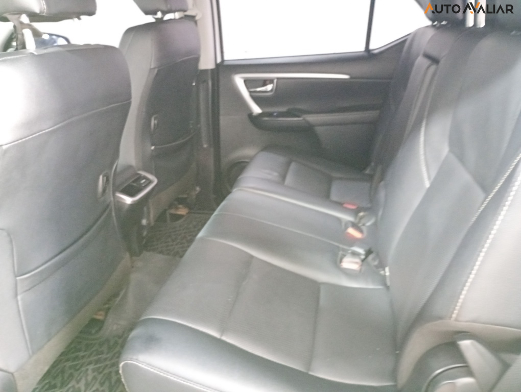 TOYOTA HILUX SW4 2.8 D-4D TURBO DIESEL SRX PLATINUM 7L 4X4 AUTOM&Aacute;TICO