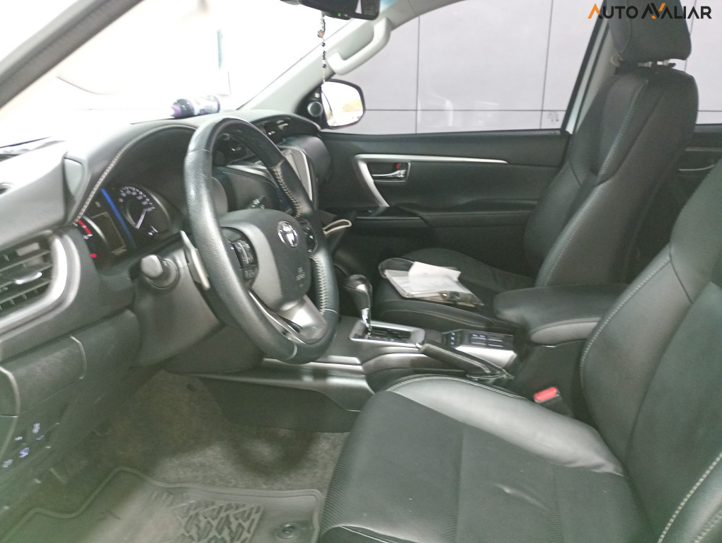 TOYOTA HILUX SW4 2.8 D-4D TURBO DIESEL SRX PLATINUM 7L 4X4 AUTOM&Aacute;TICO