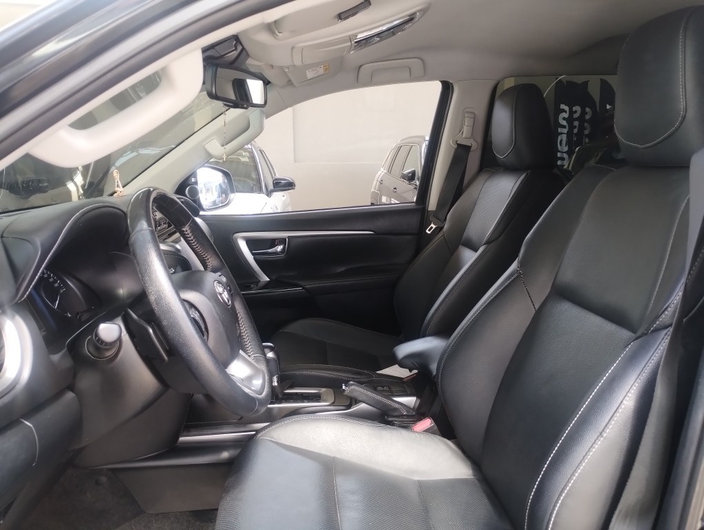 TOYOTA HILUX SW4 2.8 D-4D TURBO DIESEL SRX 7L 4X4 AUTOM&Aacute;TICO