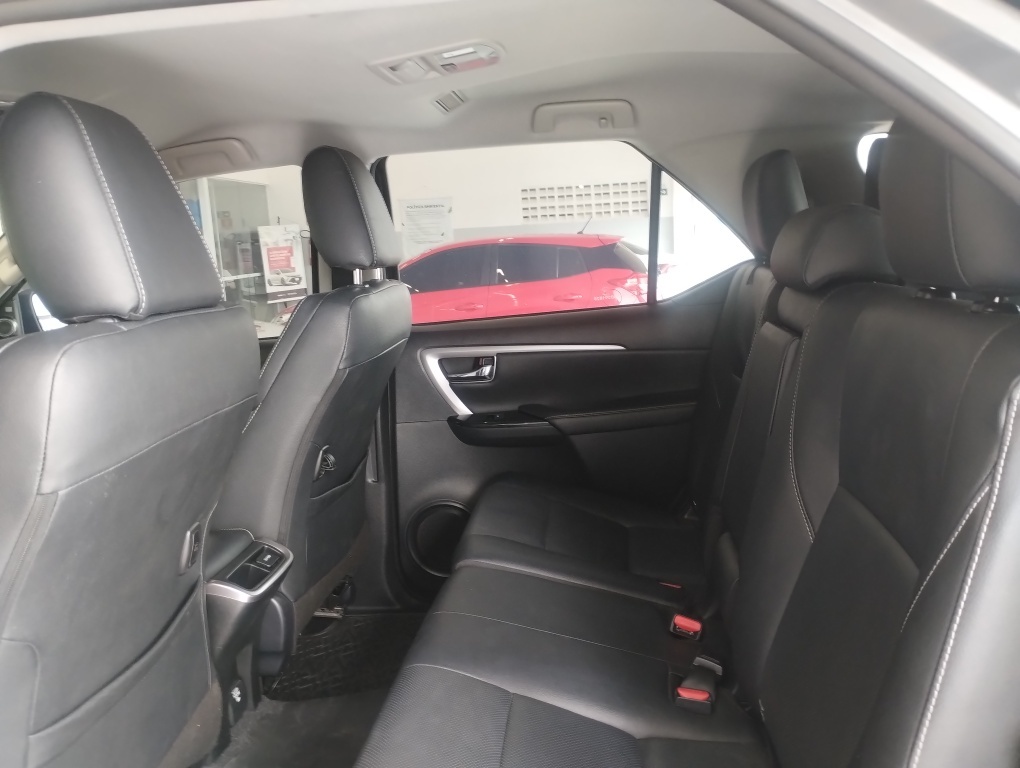 TOYOTA HILUX SW4 2.8 D-4D TURBO DIESEL SRX 7L 4X4 AUTOM&Aacute;TICO