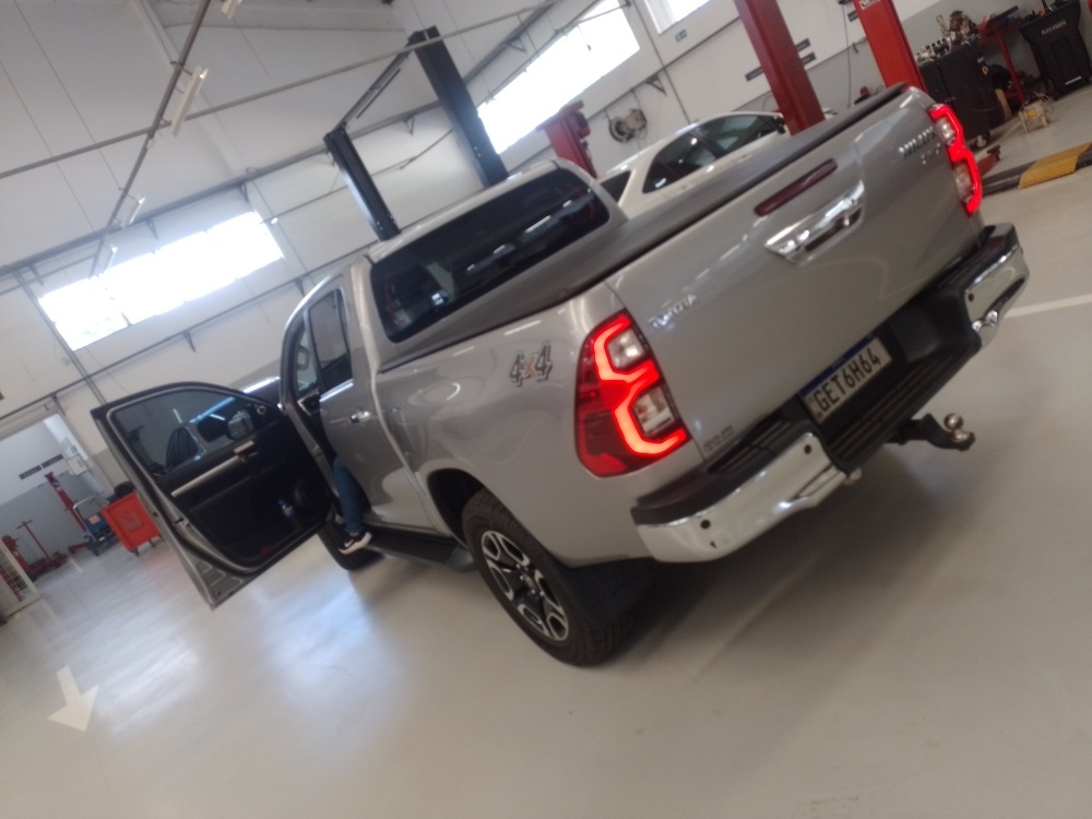 TOYOTA HILUX 2.8 D-4D TURBO DIESEL CD SRX 4X4 AUTOM&Aacute;TICO