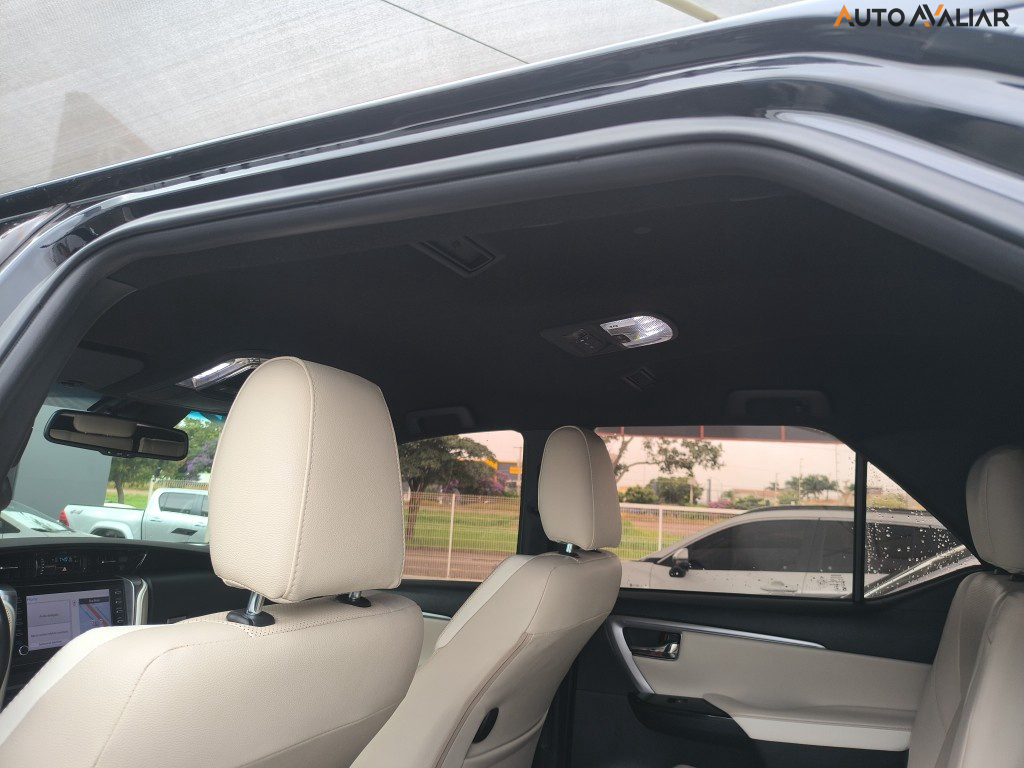 TOYOTA HILUX SW4 2.8 D-4D TURBO DIESEL DIAMOND 7L 4X4 AUTOM&Aacute;TICO