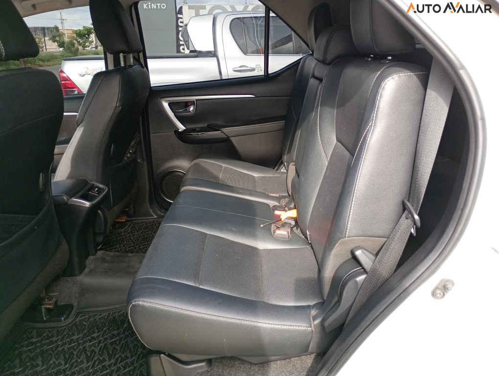 TOYOTA HILUX SW4 2.8 D-4D TURBO DIESEL SRX 7L 4X4 AUTOM&Aacute;TICO