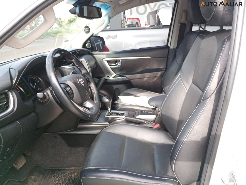 TOYOTA HILUX SW4 2.8 D-4D TURBO DIESEL SRX 7L 4X4 AUTOM&Aacute;TICO