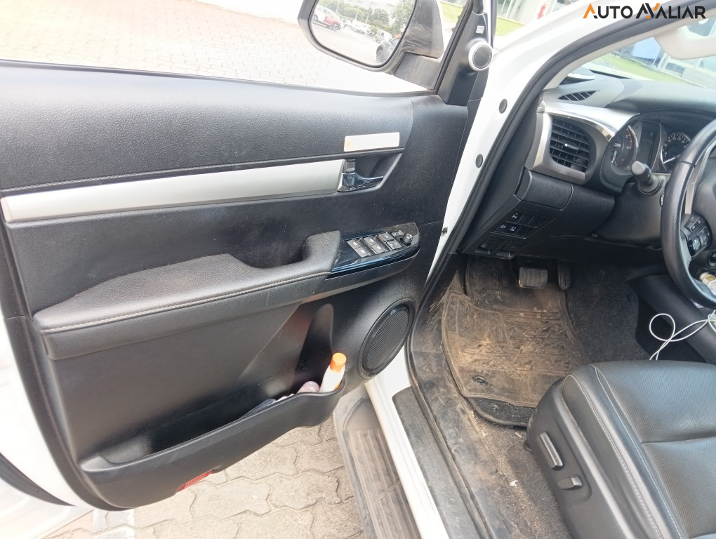 TOYOTA HILUX 2.8 D-4D TURBO DIESEL CD SRX 4X4 AUTOM&Aacute;TICO