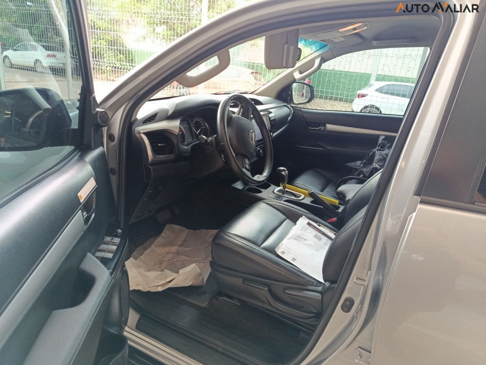 TOYOTA HILUX 2.8 D-4D TURBO DIESEL CD SR 4X4 AUTOM&Aacute;TICO
