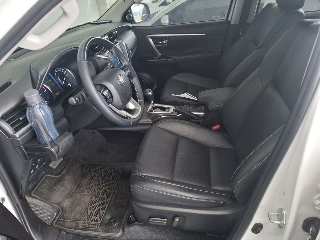 TOYOTA HILUX SW4 2.8 D-4D TURBO DIESEL SRX 7L 4X4 AUTOM&Aacute;TICO