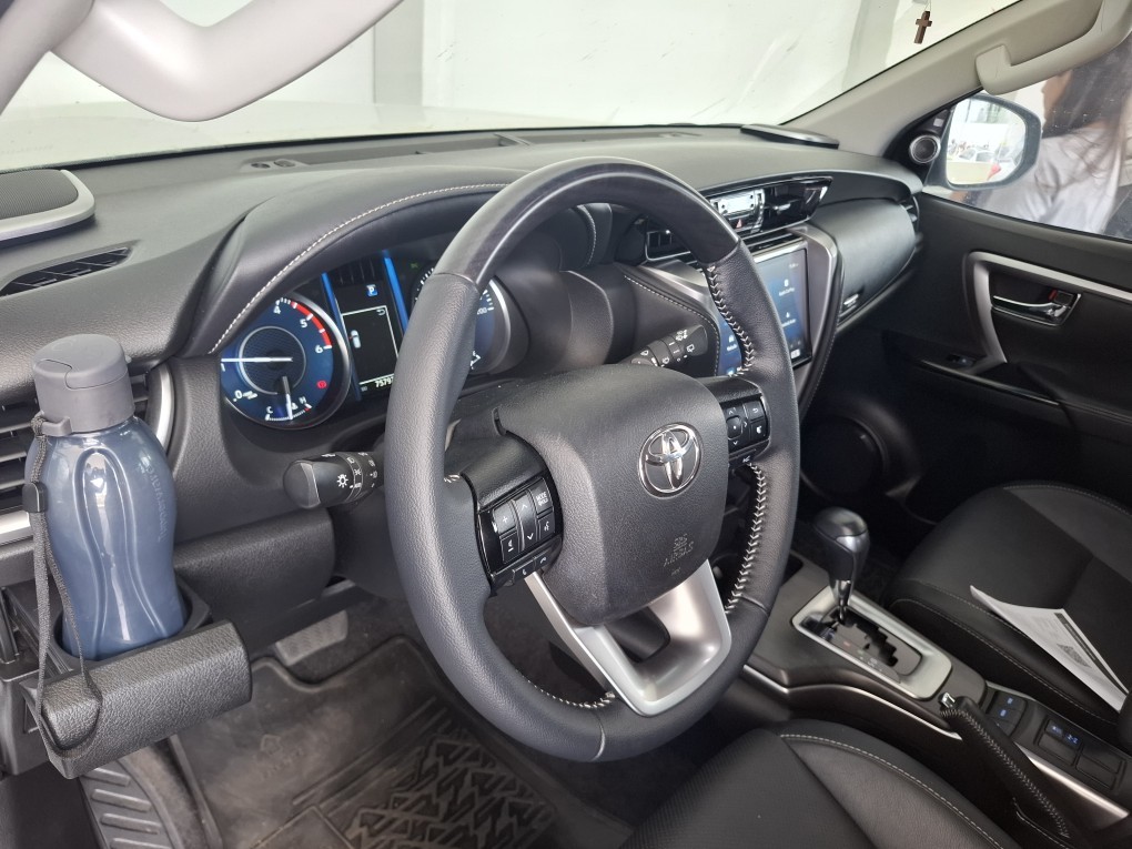 TOYOTA HILUX SW4 2.8 D-4D TURBO DIESEL SRX 7L 4X4 AUTOM&Aacute;TICO