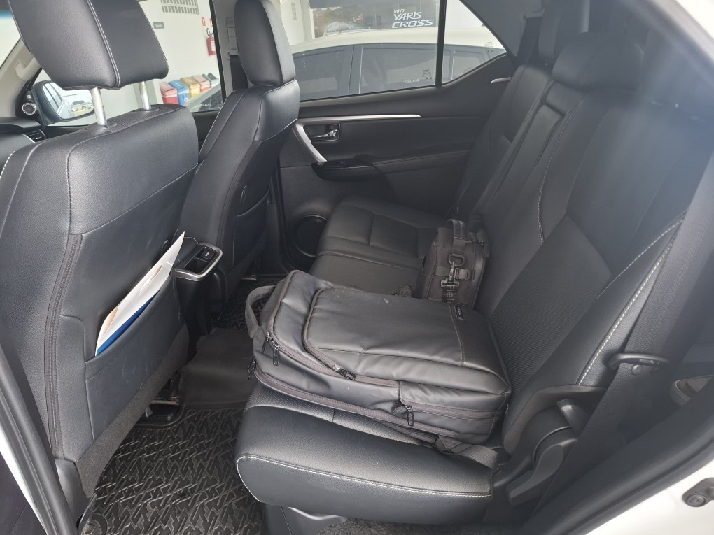 TOYOTA HILUX SW4 2.8 D-4D TURBO DIESEL SRX 7L 4X4 AUTOM&Aacute;TICO