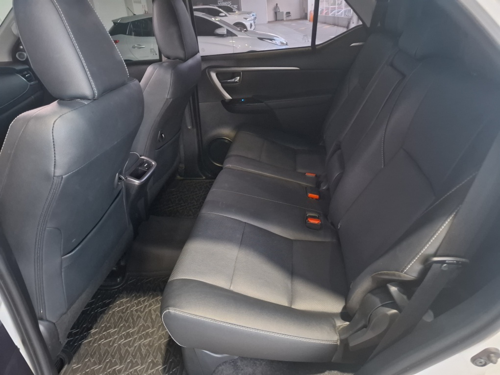 TOYOTA HILUX SW4 2.8 D-4D TURBO DIESEL SRX PLATINUM 7L 4X4 AUTOM&Aacute;TICO