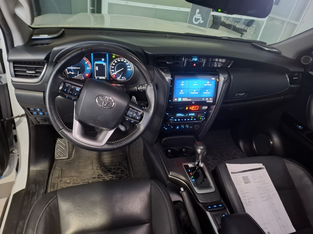 TOYOTA HILUX SW4 2.8 D-4D TURBO DIESEL SRX PLATINUM 7L 4X4 AUTOM&Aacute;TICO