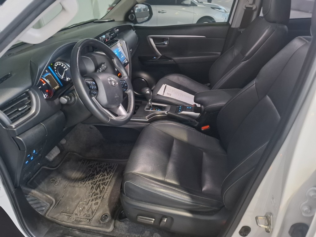 TOYOTA HILUX SW4 2.8 D-4D TURBO DIESEL SRX PLATINUM 7L 4X4 AUTOM&Aacute;TICO