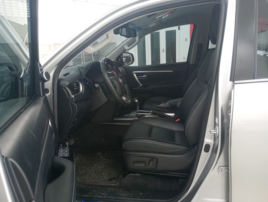 TOYOTA HILUX SW4 2.8 D-4D TURBO DIESEL SRX 7L 4X4 AUTOM&Aacute;TICO