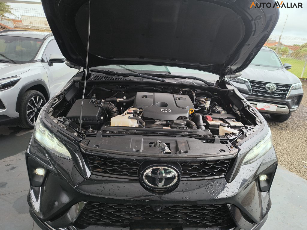 TOYOTA HILUX SW4 2.8 D-4D TURBO DIESEL DIAMOND 7L 4X4 AUTOM&Aacute;TICO