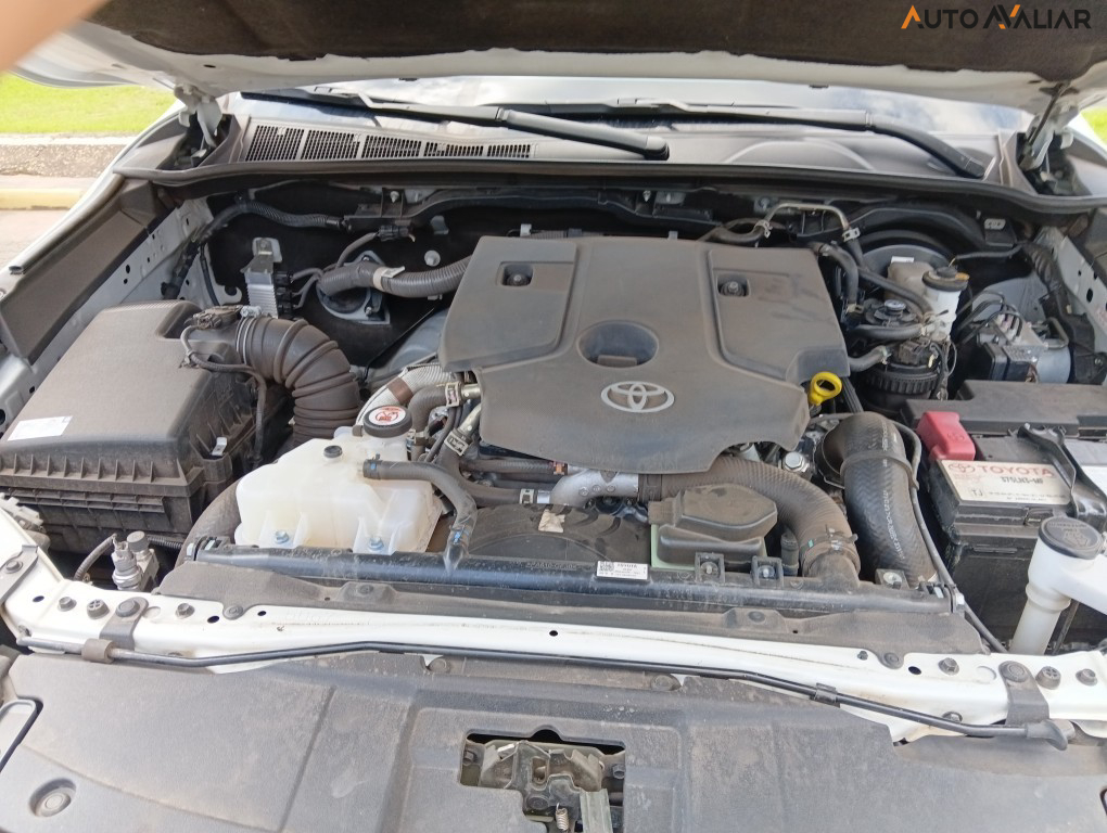 TOYOTA HILUX 2.8 D-4D TURBO DIESEL CD SRX 4X4 AUTOM&Aacute;TICO