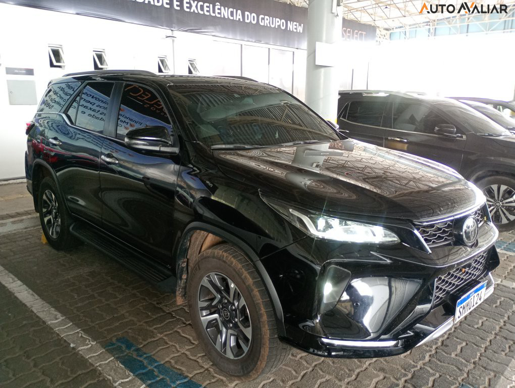 TOYOTA HILUX SW4 2.8 D-4D TURBO DIESEL DIAMOND 7L 4X4 AUTOMÁTICO