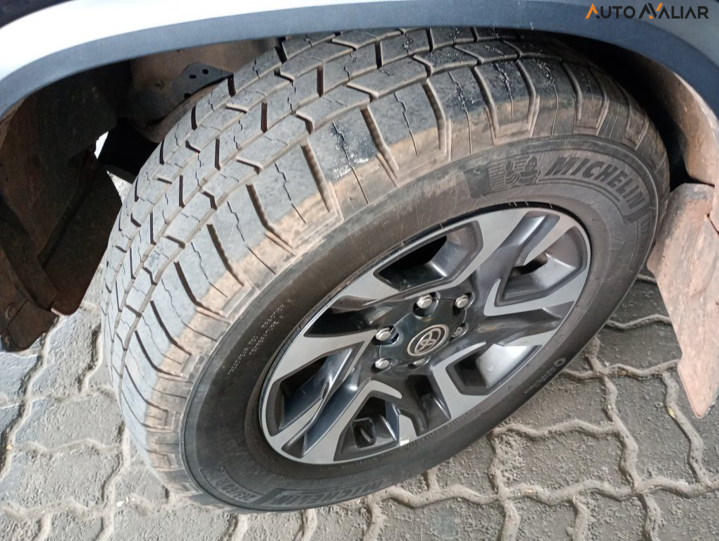 TOYOTA HILUX SW4 2.8 D-4D TURBO DIESEL DIAMOND 7L 4X4 AUTOM&Aacute;TICO