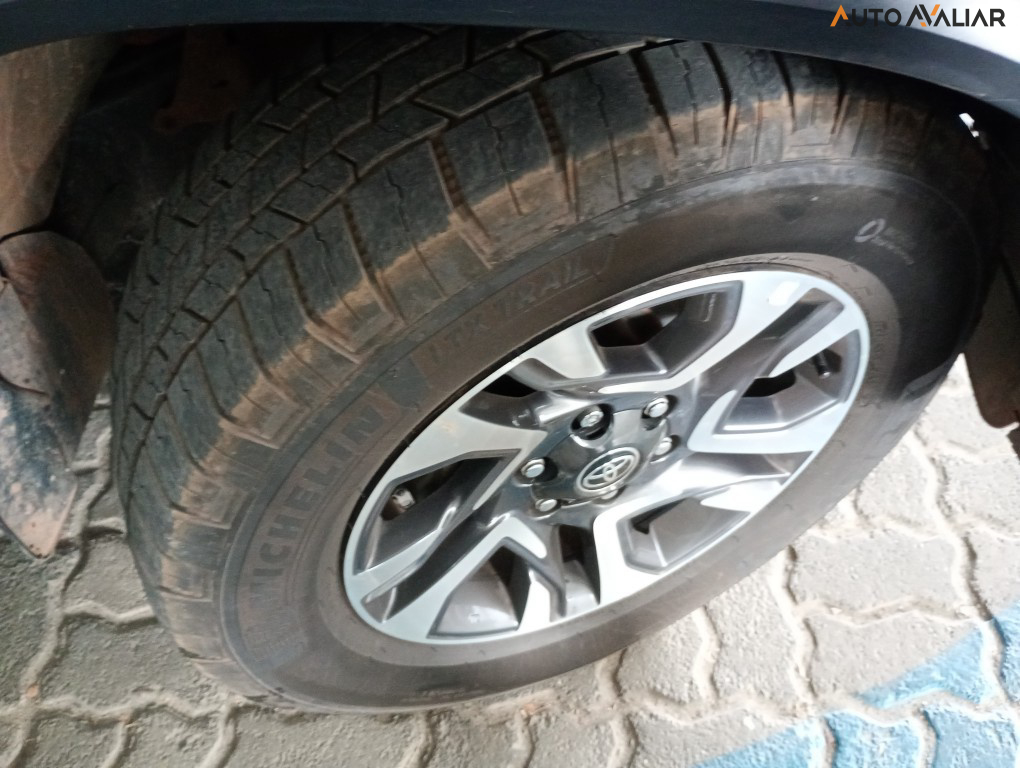 TOYOTA HILUX SW4 2.8 D-4D TURBO DIESEL DIAMOND 7L 4X4 AUTOM&Aacute;TICO