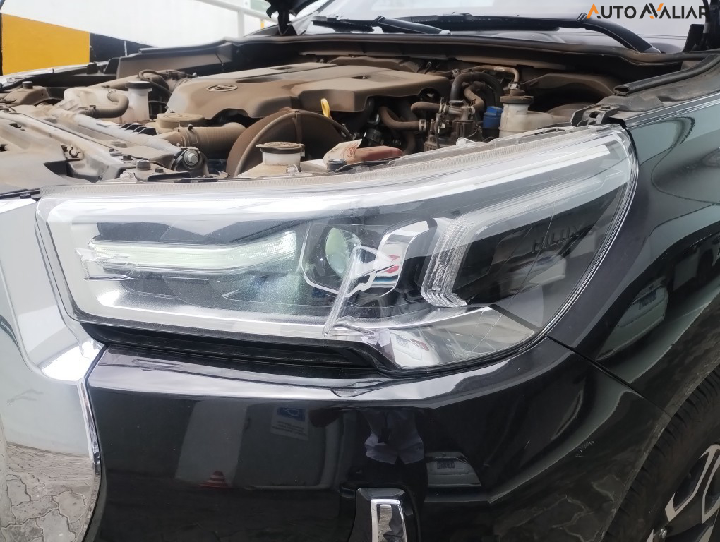 TOYOTA HILUX 2.8 D-4D TURBO DIESEL CD SRX 4X4 AUTOM&Aacute;TICO