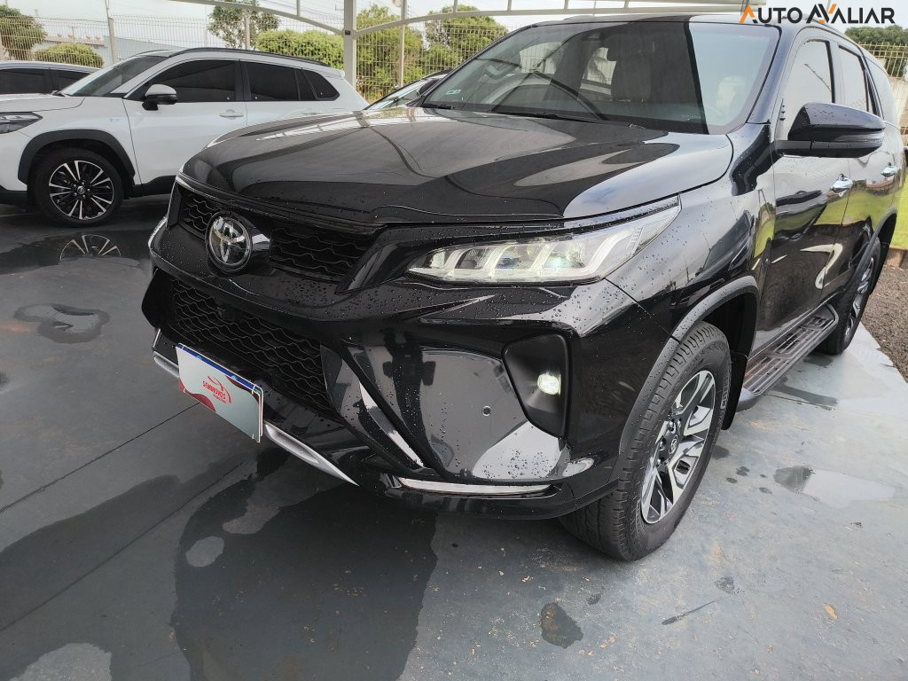 TOYOTA HILUX SW4 2.8 D-4D TURBO DIESEL DIAMOND 7L 4X4 AUTOMÁTICO