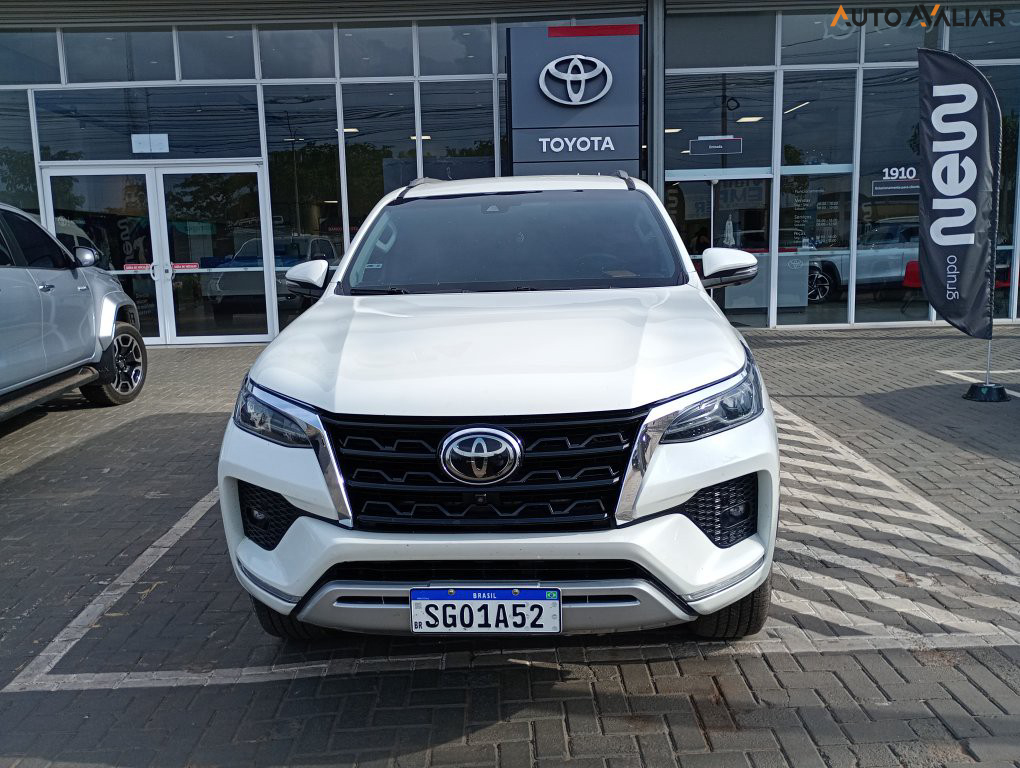 TOYOTA HILUX SW4 2.8 D-4D TURBO DIESEL SRX 7L 4X4 AUTOM&Aacute;TICO