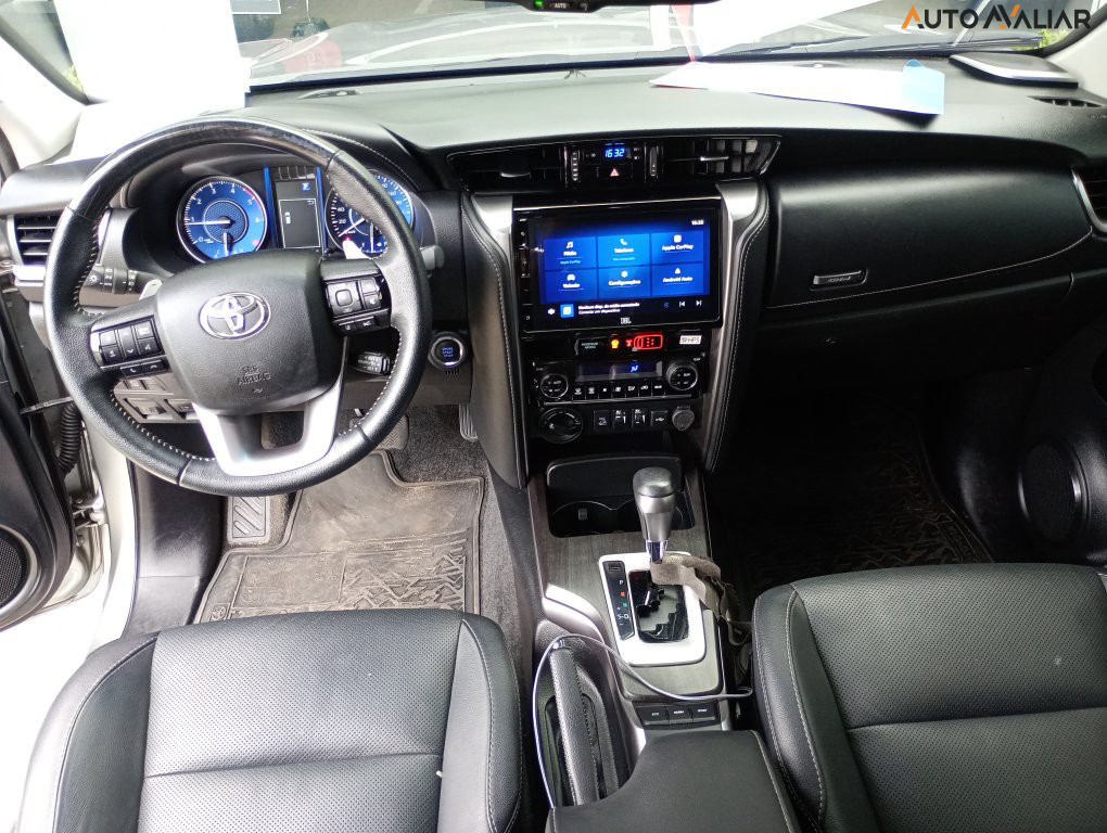 TOYOTA HILUX SW4 2.8 D-4D TURBO DIESEL SRX PLATINUM 7L 4X4 AUTOM&Aacute;TICO