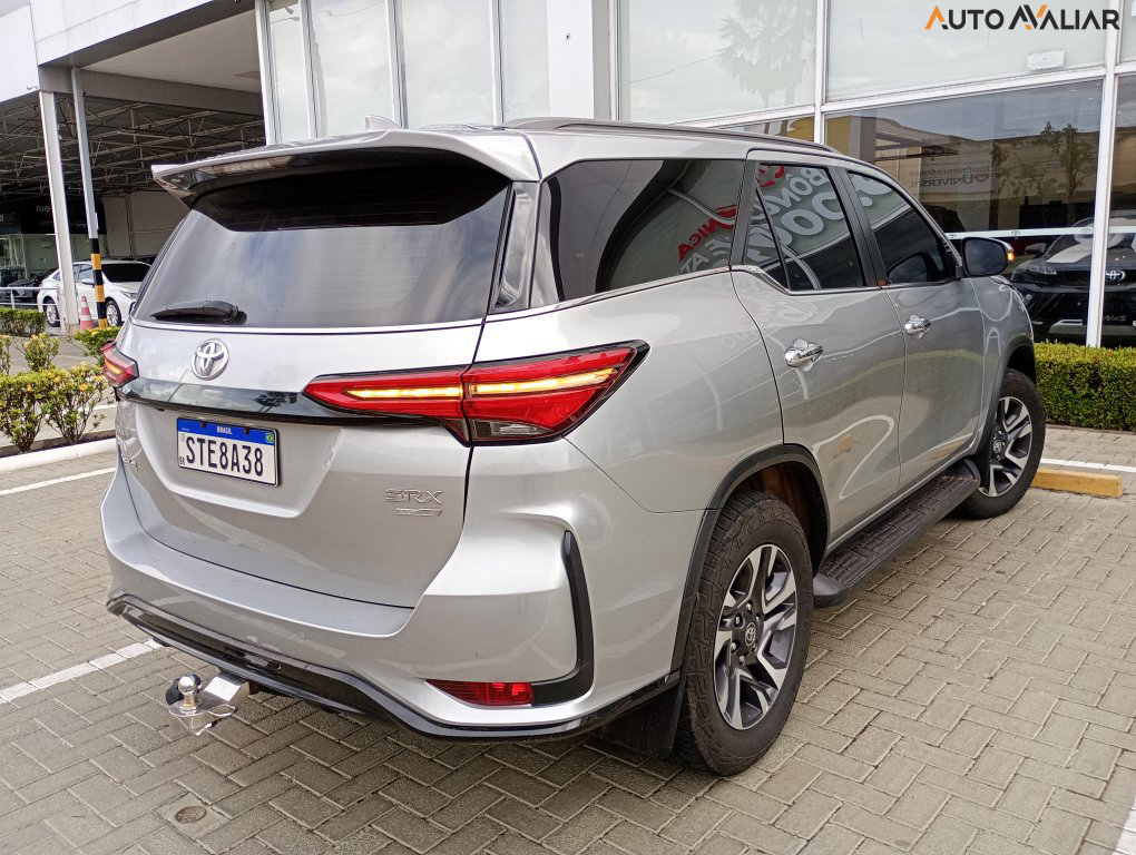 TOYOTA HILUX SW4 2.8 D-4D TURBO DIESEL SRX PLATINUM 7L 4X4 AUTOM&Aacute;TICO