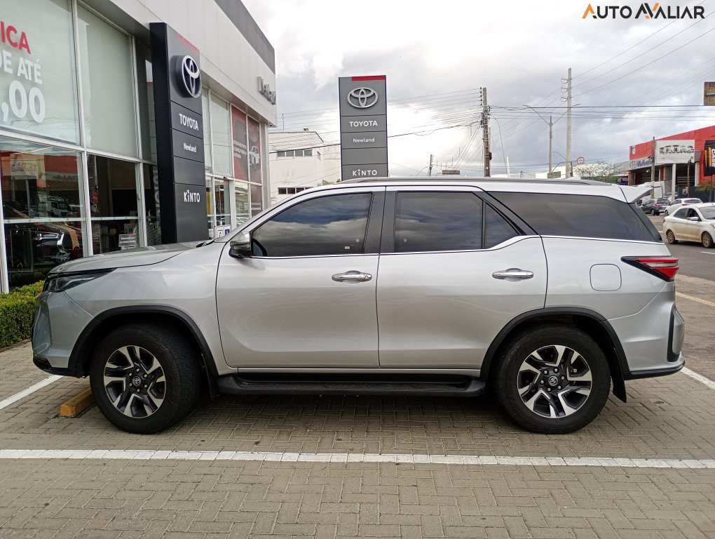 TOYOTA HILUX SW4 2.8 D-4D TURBO DIESEL SRX PLATINUM 7L 4X4 AUTOM&Aacute;TICO