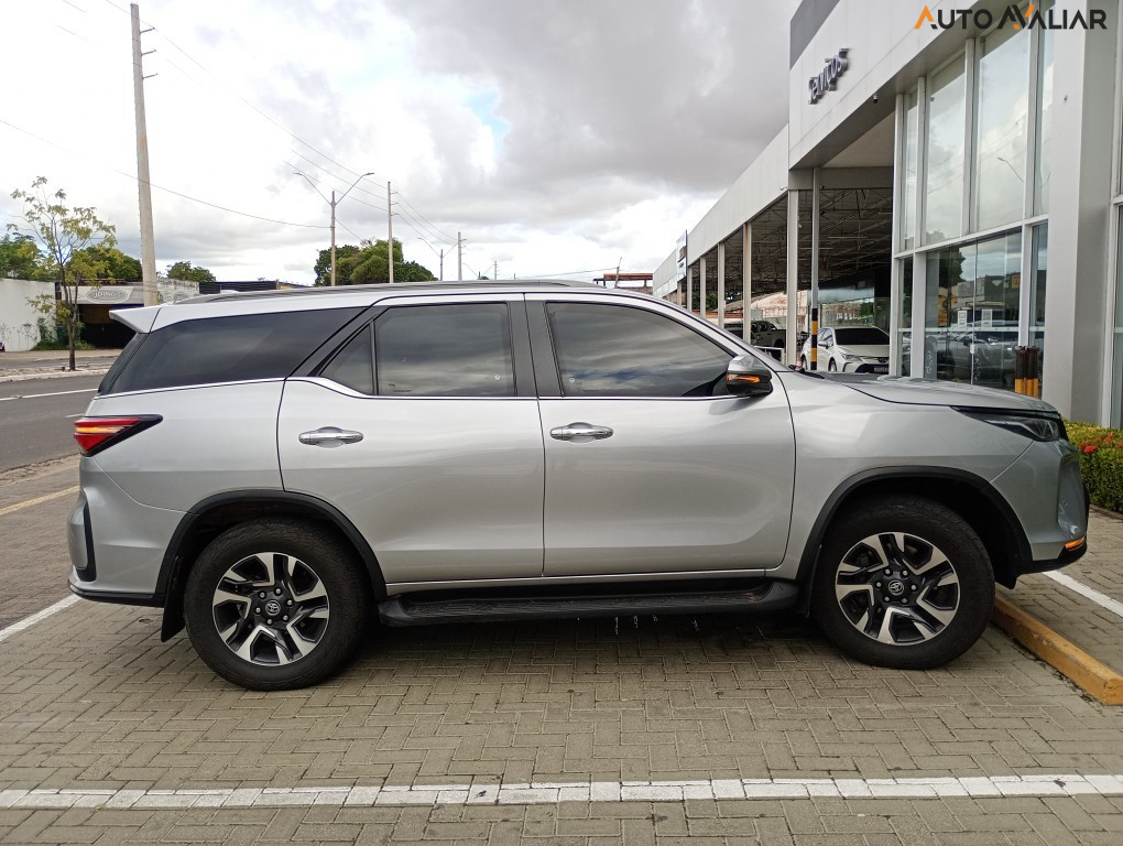 TOYOTA HILUX SW4 2.8 D-4D TURBO DIESEL SRX PLATINUM 7L 4X4 AUTOM&Aacute;TICO