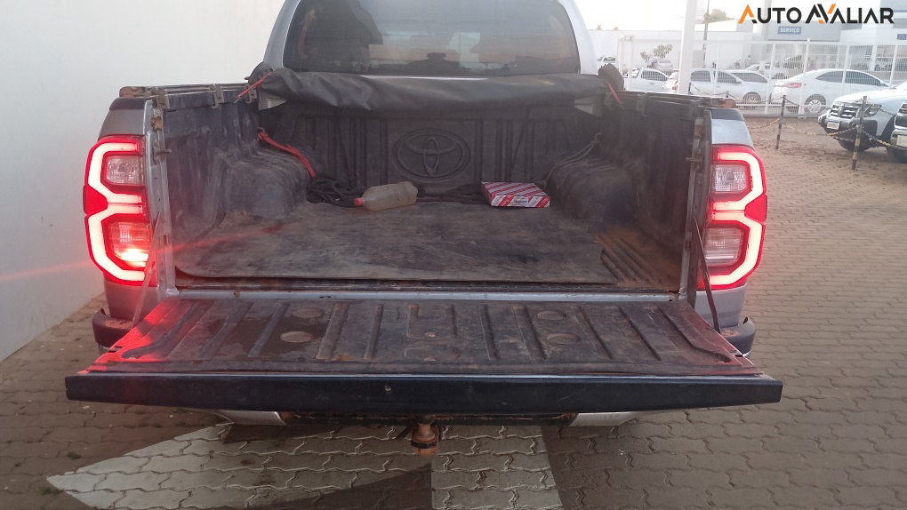 TOYOTA HILUX 2.8 D-4D TURBO DIESEL CD SRX 4X4 AUTOM&Aacute;TICO