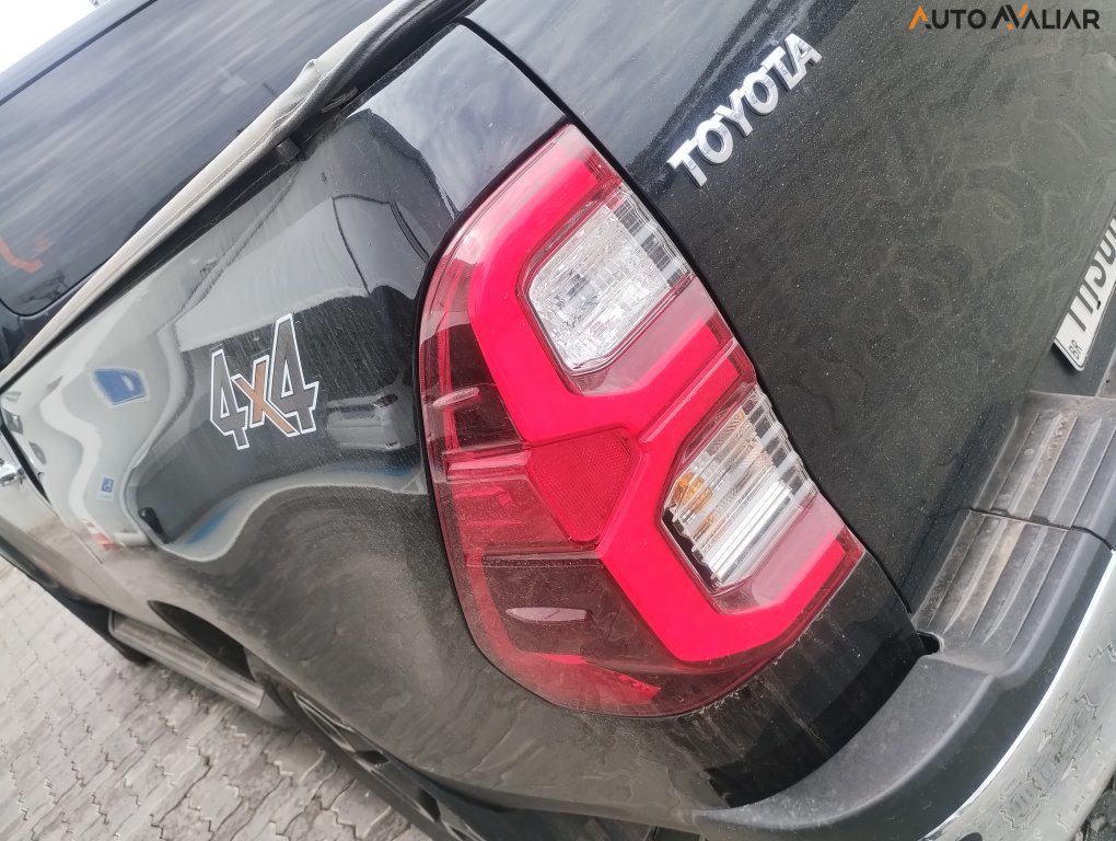 TOYOTA HILUX 2.8 D-4D TURBO DIESEL CD SRX 4X4 AUTOM&Aacute;TICO