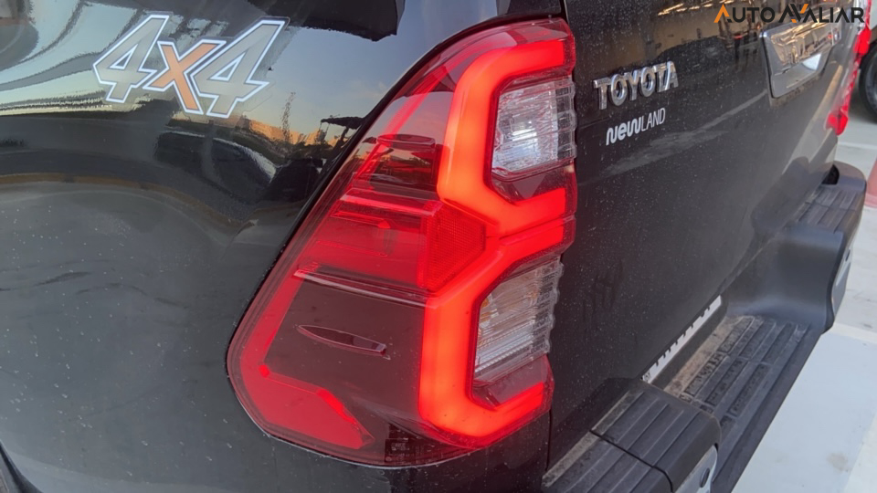 TOYOTA HILUX 2.8 D-4D TURBO DIESEL CD SRX 4X4 AUTOM&Aacute;TICO